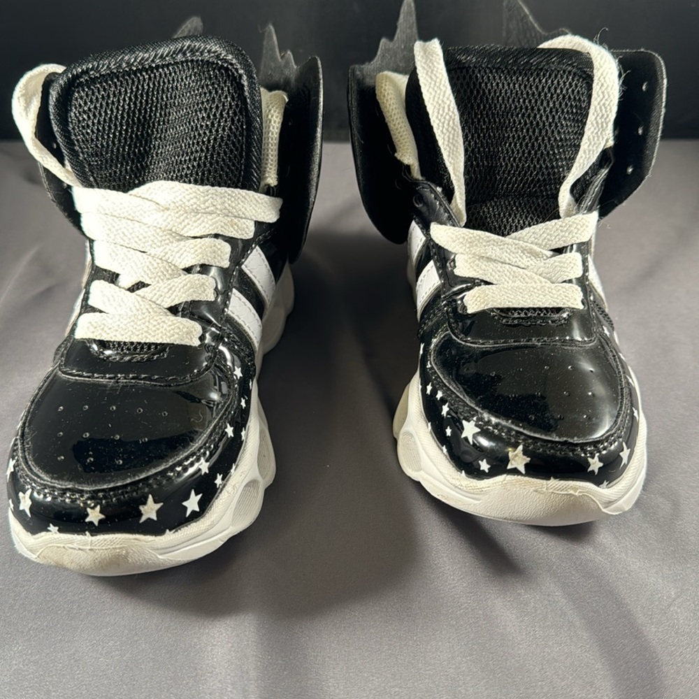 Kids light up rechargeable winged shiny black sneakers - Picture 2 of 6
